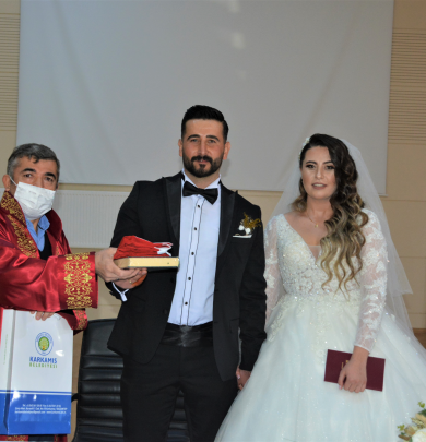 Karkamış Belediye Başkanı Ali DOĞAN Talimatı ile Evlenen Çiftlere Hediyemiz Olarak Kur'an-ı Kerim ve Bayrağımızı Takdim Ettik
