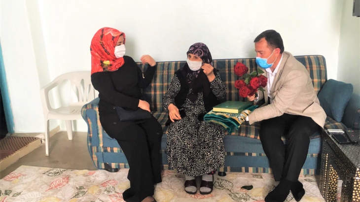  Karkamış Belediye Başkanı Ali DOĞAN, Tüm Anneleri, Kuran-ı Kerim, Seccade, Eşarp ve Güller ile Ziyaret Etti